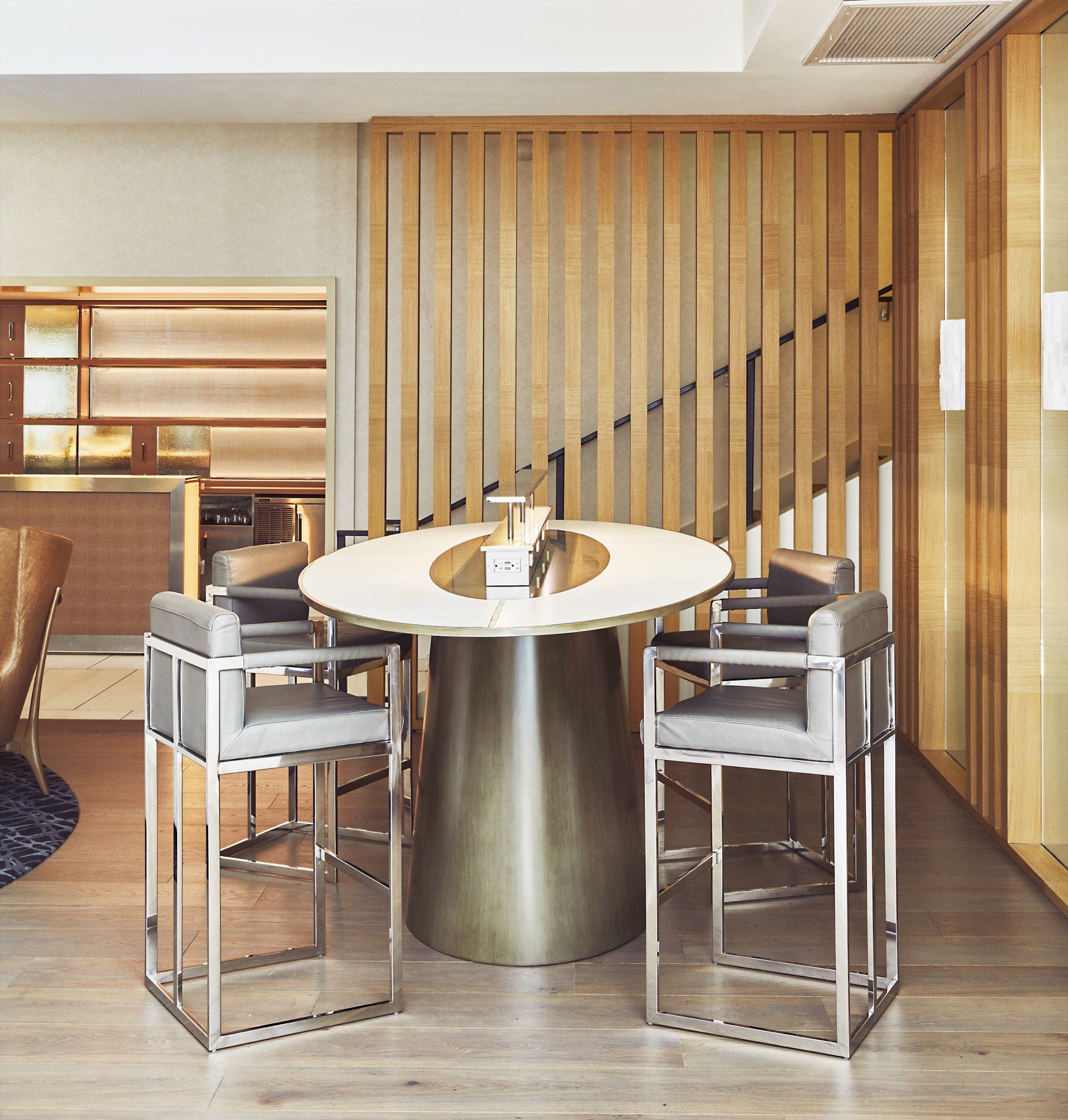 Zoe — interior photo 2 of 5