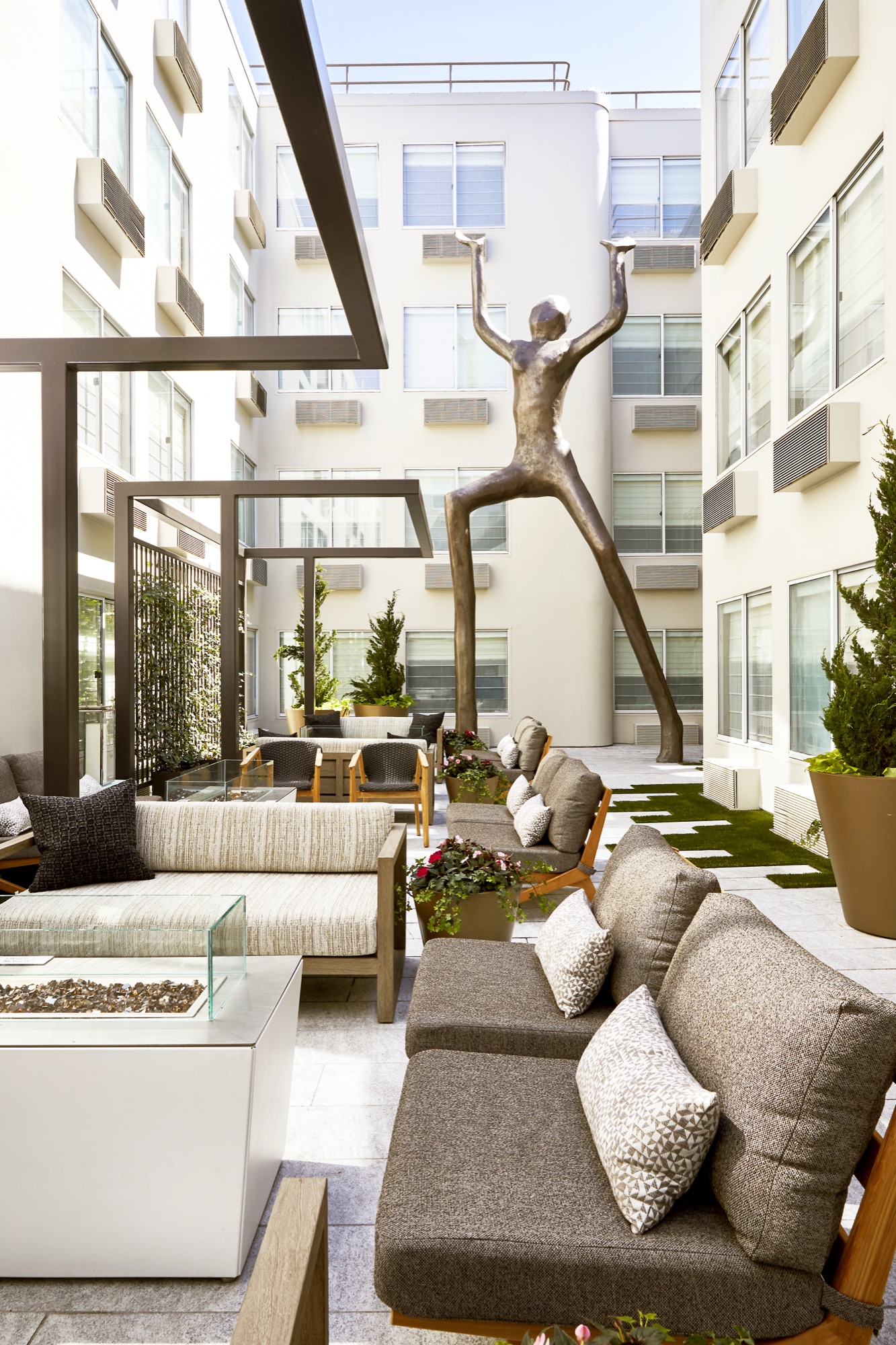 Zoe — interior photo 3 of 5